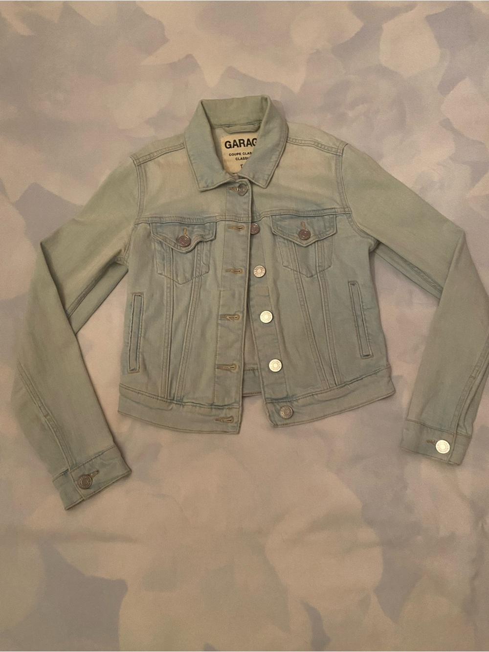 ✨Bundle : Buy 6 for $80

🦋Garage Light-Washed Blue Denim Jacket!
